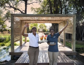 Viagem Botsuana-Nxabega-Okavango-Tented-Camp-Staff-boas vindas